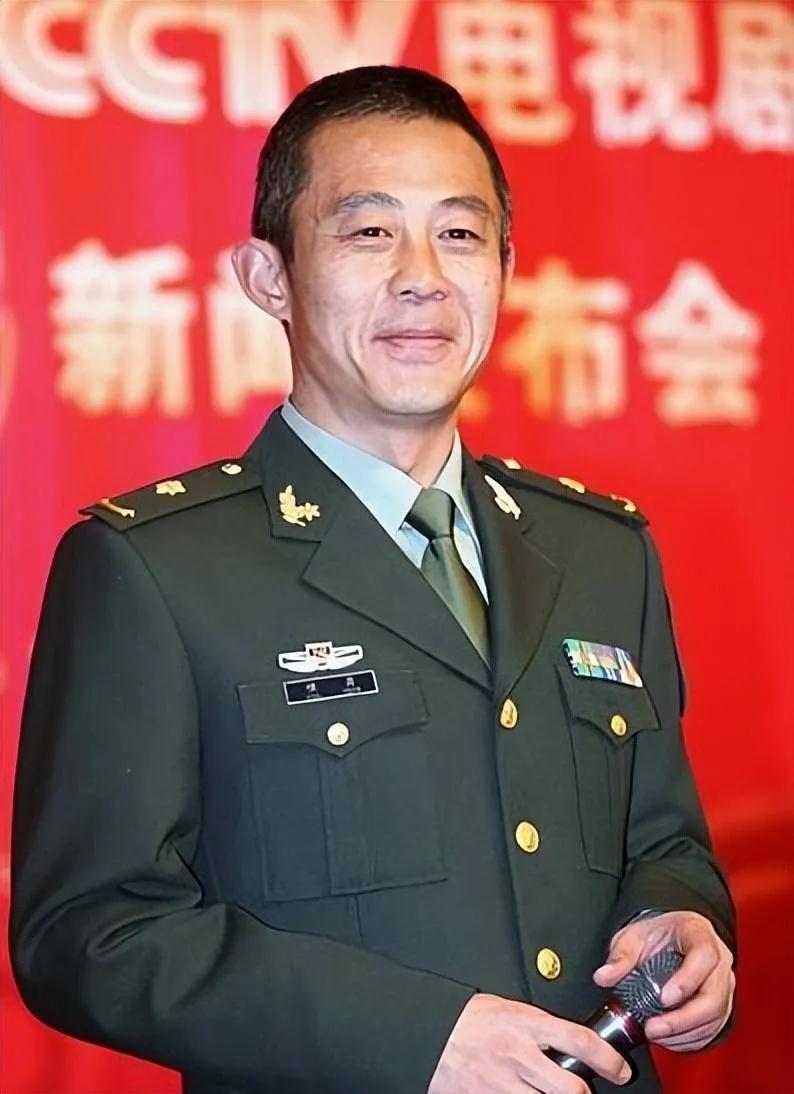 军人明星，力量、变化与幽默的魅力展现