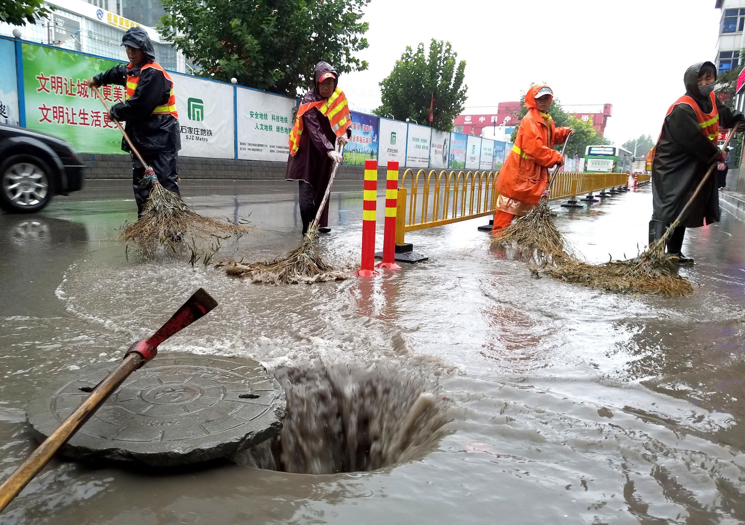全国降雨持续最新，雨中的彩虹桥与温馨前行之路